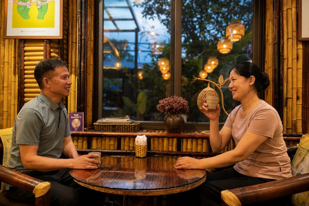 Vợ chồng Trung tá Phạm Ngọc Lai trò chuyện bên tách trà, hình ảnh đời thường trong hành trình người lính thép hướng tới cuộc sống bình yên.