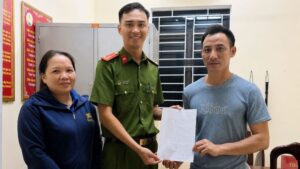 Người phụ nữ 63 tuổi đi lạc hàng trăm km được hỗ trợ trở về, gia đình viết thư cảm ơn lực lượng Công an.