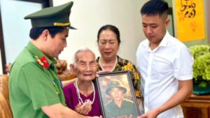 Người thợ ảnh xứ Thanh phục dựng miễn phí ảnh liệt sĩ, giúp thân nhân lưu giữ ký ức và tri ân những người đã hy sinh.