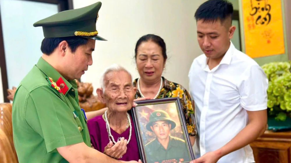 Người thợ ảnh xứ Thanh phục dựng miễn phí ảnh liệt sĩ, giúp thân nhân lưu giữ ký ức và tri ân những người đã hy sinh.