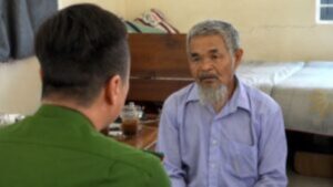 Nghi phạm Lê Thành Phong làm việc với công an sau vụ án đâm bạn tử vong vì mâu thuẫn liên quan đến lời xúc phạm mẹ.