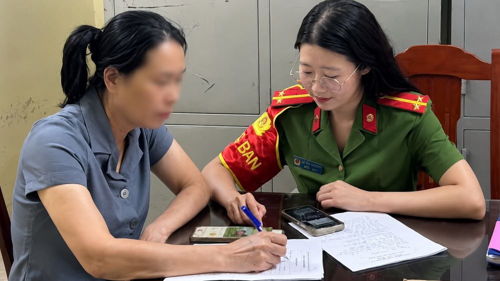 Người phụ nữ chuyển nhầm 400 triệu đồng được cơ quan chức năng hỗ trợ lấy lại tiền, cảnh báo rủi ro giao dịch ngân hàng.