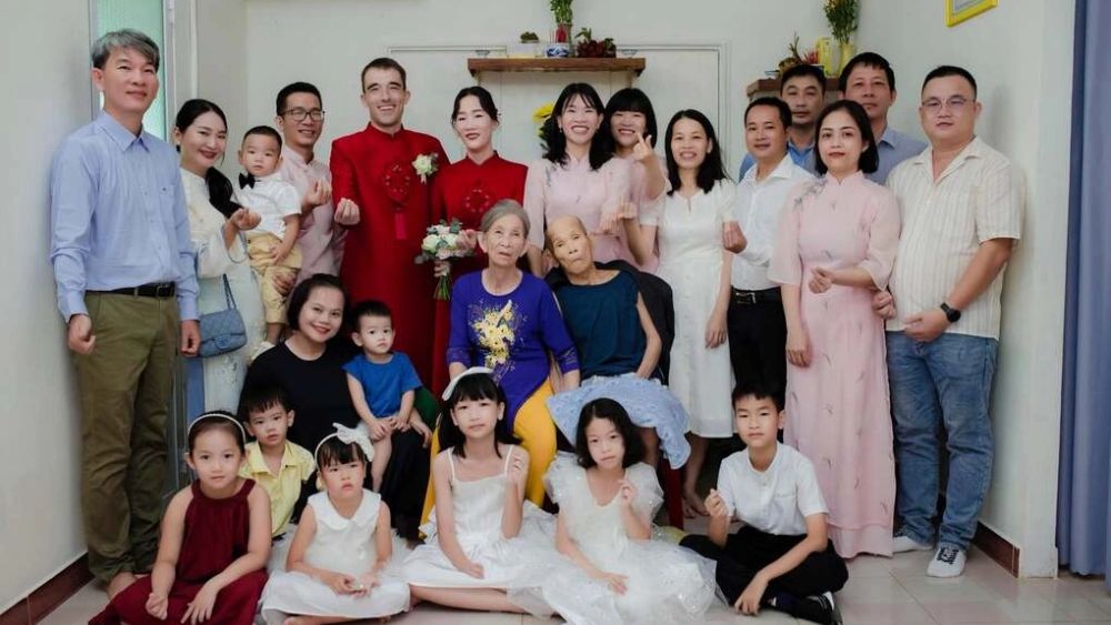 Vợ chồng nghèo nhất xóm núi nuôi 8 con trưởng thành, nhiều người trở thành thạc sĩ, tiến sĩ nhờ ý chí và sự hiếu học.